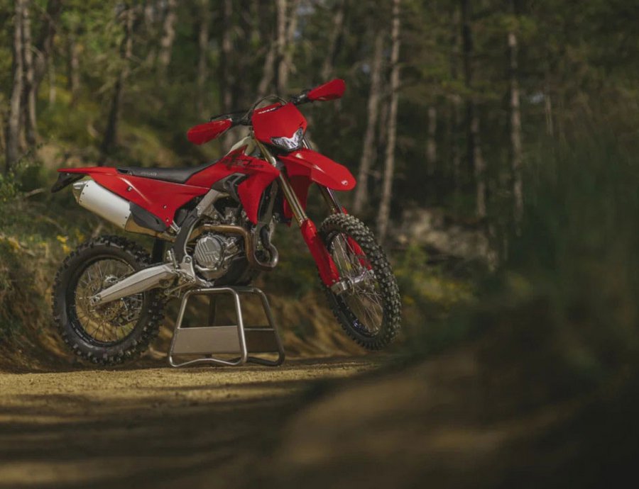 Η Ducati «πατάει χώμα» και στην κατηγορία Enduro με την Desmo450 EDS