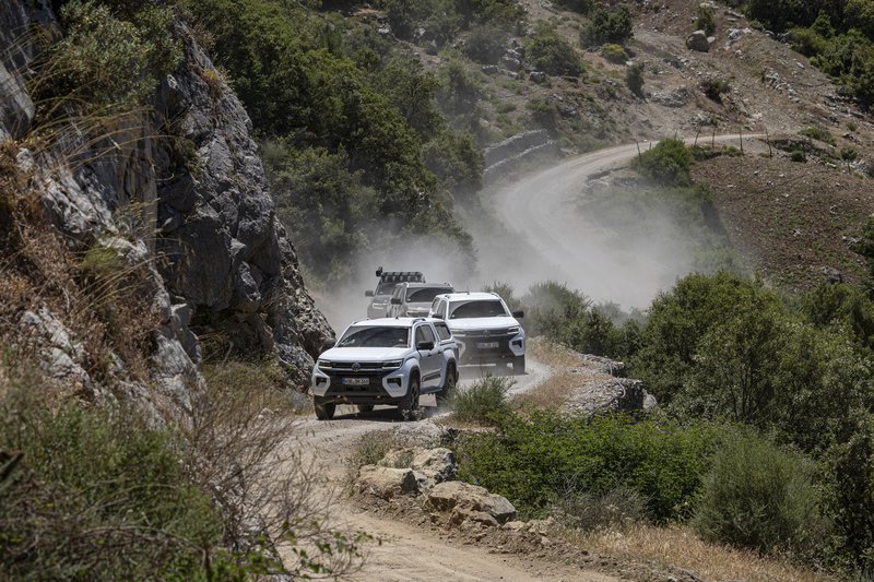 Οι κορυφές της οροσειράς Ριφ, σε υψόμετρο που αγγίζει τα 1.800 μέτρα, αποκάλυψαν μια απρόσμενα «αλπική» πλευρά του Μαρόκου, μακριά από τα στερεότυπα της ερήμου και της αφρικανικής στέπας.