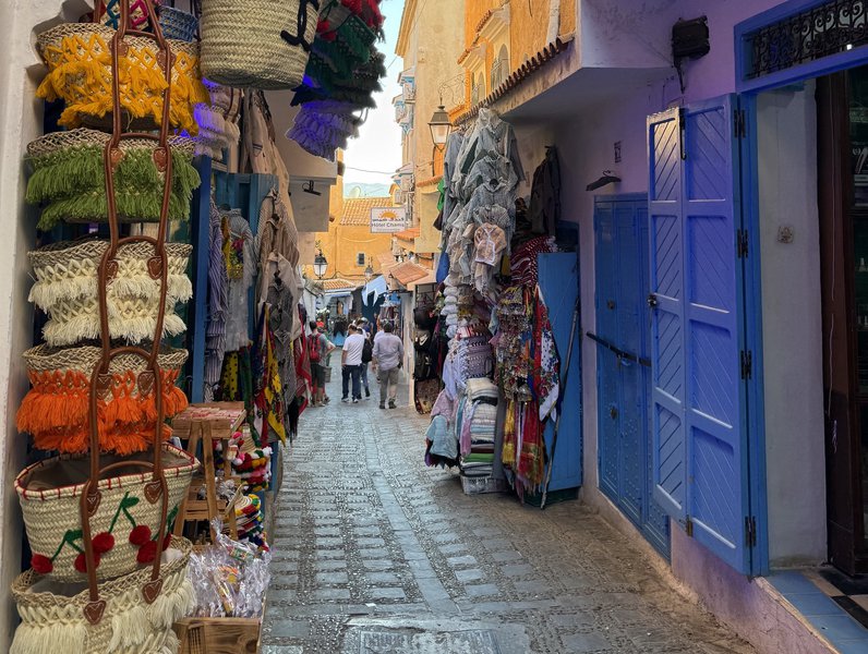 Το Chefchaouen, η περίφημη Γαλάζια Πόλη του Μαρόκου, αποτέλεσε τη βάση του Amarok Adventure Tour 2026 και ένα από τα πιο ιδιαίτερα σκηνικά που έχουμε συναντήσει σε παρουσίαση αυτοκινήτου.