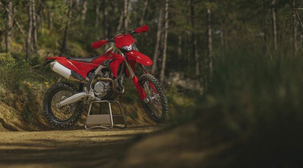 Η Ducati «πατάει χώμα» και στην κατηγορία Enduro με την Desmo450 EDS
