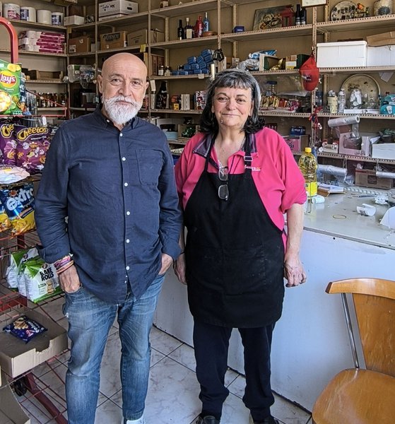 Με την κα. Κωνσταντίνα στο καφενείο της στο Θεόκτιστο, εκεί που ήταν η βάση των service στο Ακρόπολις του  79.