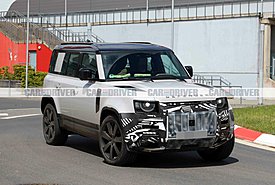 Land Rover Defender: Οι πρώτες εικόνες για το πολυαναμενόμενο facelift του θηριώδους SUV