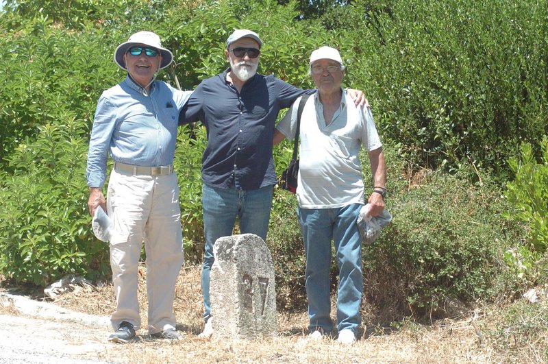 Μίλτος Ανδριόπουλος, Θωμάς Κ. Ευθυμίου, Κώστας Μπότσης μπροστά από την οδοσήμανση με το 37 που συνεχίζει να υπάρχει ακόμα και σήμερα στο συγκεκριμένο σημείο.