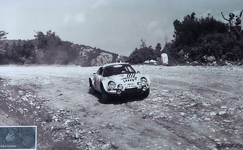 Η ιστορική φωτογραφία του Τάσου Αρωνίτη από το Ράλλυ Ακρόπολις 1976 με το πέρασμα των Σιρόκο-Ανδριόπουλου και τον θεατή, Κώστα Μπότση, που πανηγυρίζει.