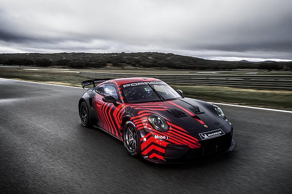 Η Porsche παρουσιάζει την πρώτη αγωνιστική 911 GT4 στην ιστορία της (photos)
