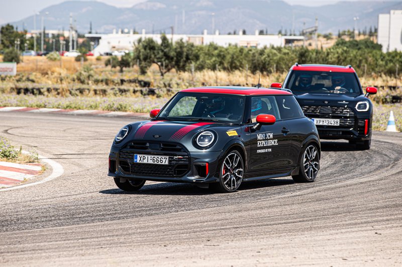 Το JCW Go-Kart Mode επεμβαίνει στη χαρτογράφηση του γκαζιού και του τιμονιού, ενισχύοντας ακόμη περισσότερο τον σπορ χαρακτήρα των μοντέλων.
