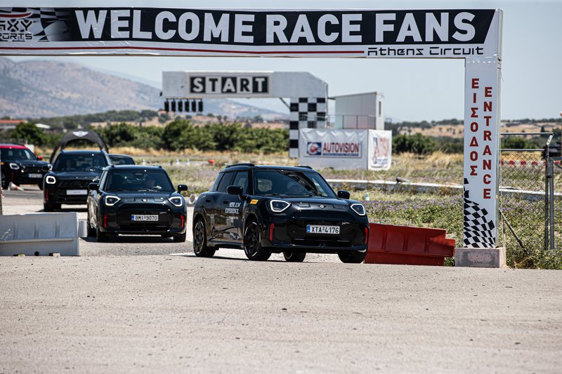 Από το μικρότερο Cooper μέχρι το μεγαλύτερο Countryman, η MINI εξακολουθεί να δίνει προτεραιότητα στον οδηγό και στην αίσθηση πίσω από το τιμόνι.