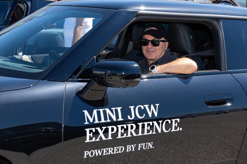 Ο Νίκος Μερτέκης, στο τιμόνι του ΜΙΝΙ Cooper JCW.