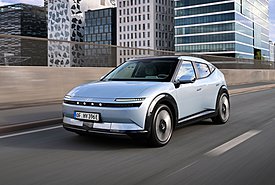Hyundai IONIQ 3: Πόσο διαφέρει η βασική έκδοση από την «καυτή» N Line (photos)