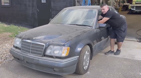 Mercedes-Benz 500 E: Το «τέλειο» sedan πλύθηκε για πρώτη φορά μετά από 20 χρόνια (video)
