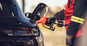 Νέο e-fuel υπόσχεται έως 95% λιγότερες εκπομπές χωρίς αλλαγές στους θερμικούς κινητήρες