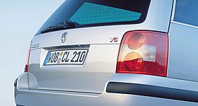 Απίστευτο: Ένα Volkswagen Passat κυκλοφορούσε με το σύστημα εξάτμισης στην οροφή - Δείτε τη φωτογραφία
