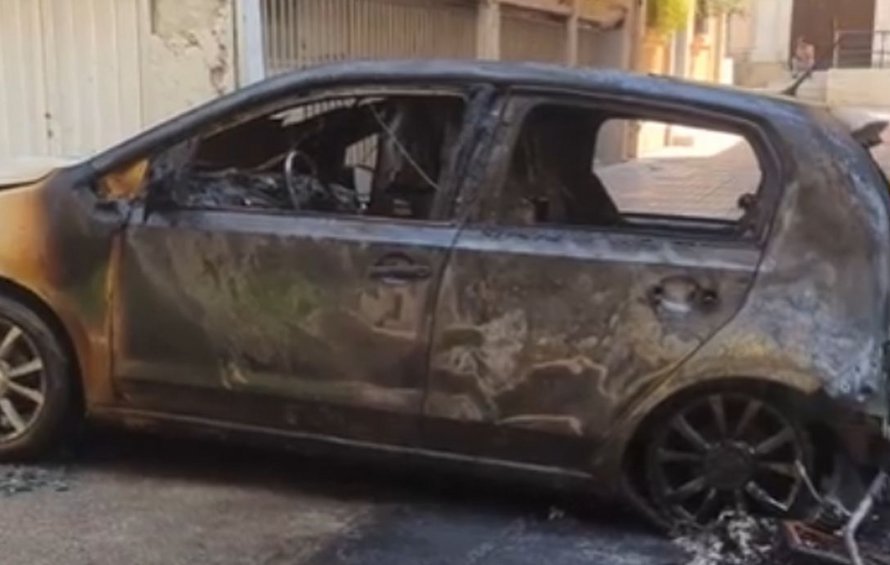 Κυψέλη: Έκρηξη μπαταρίας ηλεκτρικού σκούτερ κατέστρεψε ολοσχερώς ΙΧ (video)