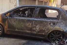Κυψέλη: Έκρηξη μπαταρίας ηλεκτρικού σκούτερ κατέστρεψε ολοσχερώς ΙΧ (video)