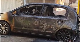 Κυψέλη: Έκρηξη μπαταρίας ηλεκτρικού σκούτερ κατέστρεψε ολοσχερώς ΙΧ (video)