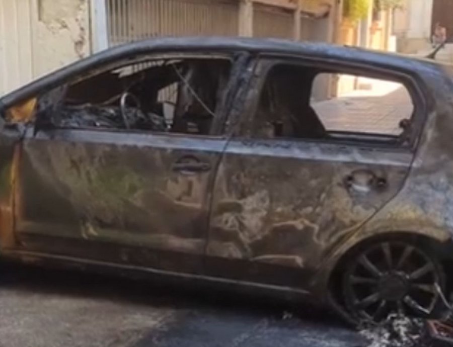 Κυψέλη: Έκρηξη μπαταρίας ηλεκτρικού σκούτερ κατέστρεψε ολοσχερώς ΙΧ (video)