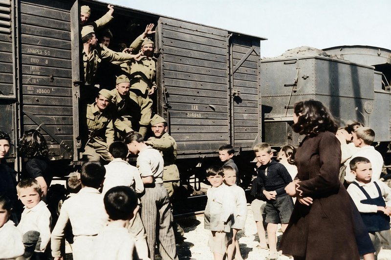1940. Αναχώρηση για το μέτωπο. Οι ΣΕΚ υπερέβαλαν εαυτούς κατά τη διάρκεια της επιστράτευσης. Συρμός με φορτηγά βαγόνια «Άνδρες 50, Ίπποι 8».
