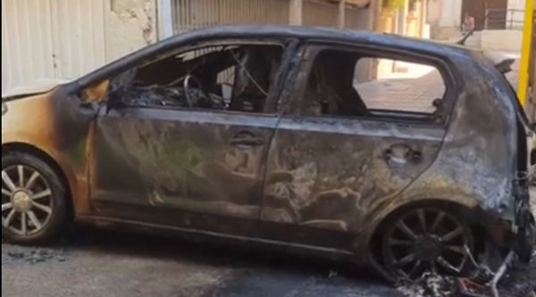 Κυψέλη: Έκρηξη μπαταρίας ηλεκτρικού σκούτερ κατέστρεψε ολοσχερώς ΙΧ (video)