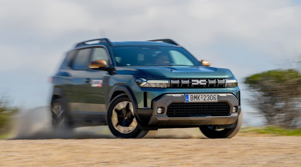 Dacia Duster: Τιμές και εκδόσεις του δημοφιλούς SUV με την πλούσια γκάμα κινητήρων