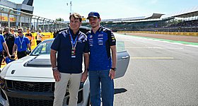 Ο Max Verstappen πήγε «βόλτα» τον CEO της Ford με μία Mustang Dark Horse SC (video)