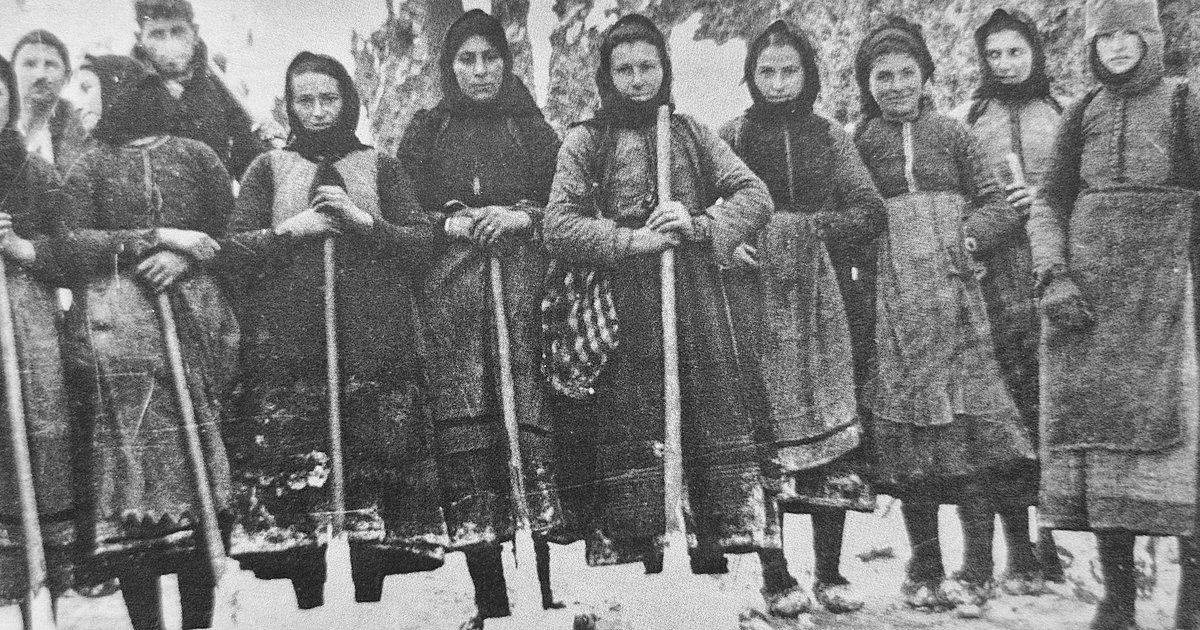 Ομάδα γυναικών σε διάλειμμα από το άνοιγμα χιονισμένου δρόμου.