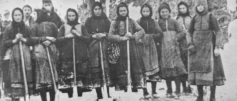 Ομάδα γυναικών σε διάλειμμα από το άνοιγμα χιονισμένου δρόμου.