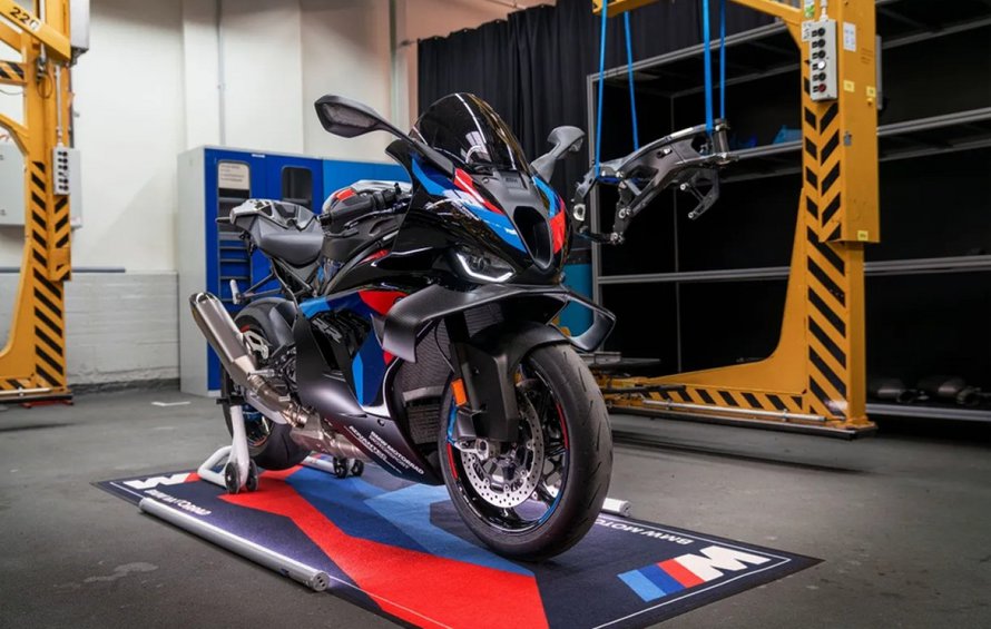M 1000 RS: Το... μυστήριο νέο μοντέλο που ετοιμάζει η BMW