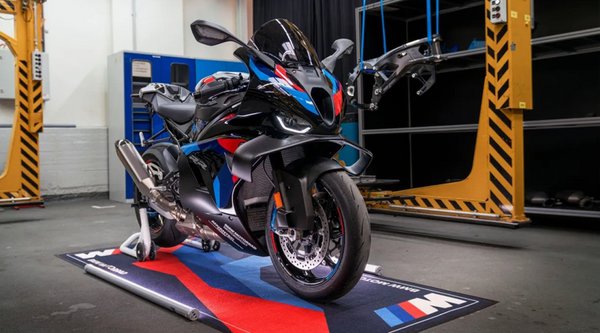 M 1000 RS: Το... μυστήριο νέο μοντέλο που ετοιμάζει η BMW