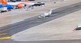 Απίστευτο: FIAT Panda συγκρούστηκε με... ιδιωτικό τζετ (video)