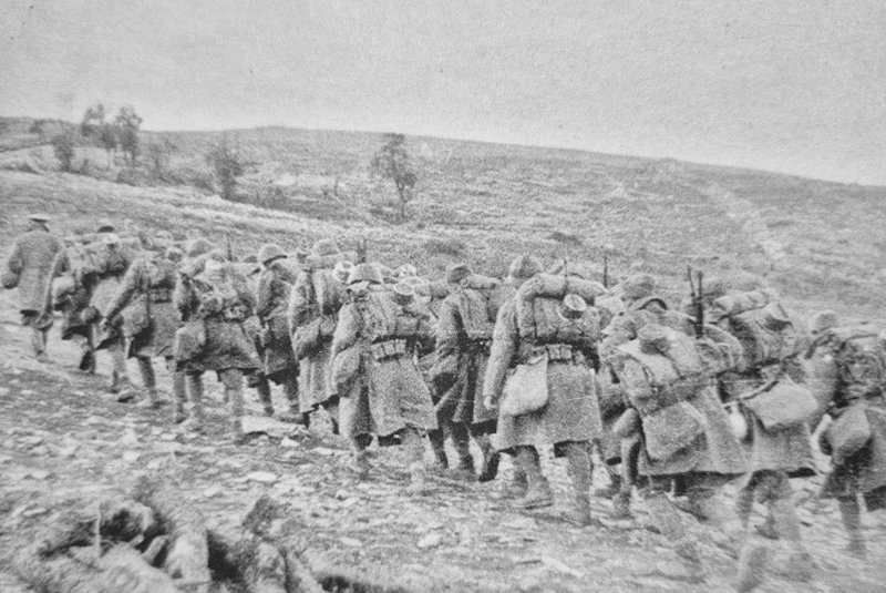 Οπλίτες σε διάρκεια πορείας σε εκ των ενόντων διαμορφωμένο μονοπάτι. Συχνά οι δρόμοι χαράζονταν αναλόγως των αναγκών που προέκυπταν.