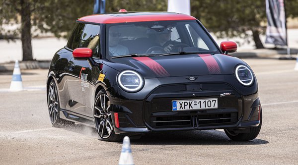 MINI Cooper: Αλλάζουν όλα στη νέα γενιά, εκτός από ένα πράγμα