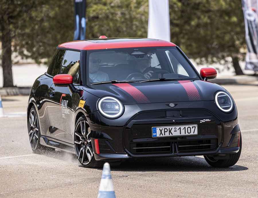 MINI Cooper: Αλλάζουν όλα στη νέα γενιά, εκτός από ένα πράγμα
