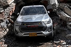 Αυτό το Toyota Hilux βγήκε άθικτο μέσα απ τα χαλάσματα στον σεισμό της Κολομβίας (video)