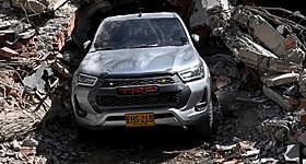 Αυτό το Toyota Hilux βγήκε άθικτο μέσα απ τα χαλάσματα στον σεισμό της Κολομβίας (video)