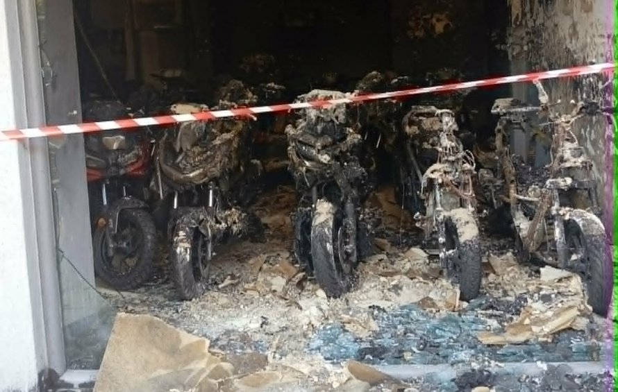 Χίος: Μεγάλη φωτιά ξέσπασε σε αντιπροσωπεία μοτοσυκλετών