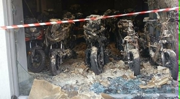Χίος: Μεγάλη φωτιά ξέσπασε σε αντιπροσωπεία μοτοσυκλετών