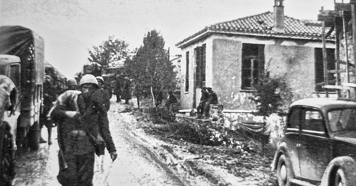 Ιταλικά στρατεύματα περνούν τα Ελληνοαλβανικά σύνορα στις 28 Οκτωβρίου 1940 στο Τελίνι, που έχει ήδη εγκαταλειφθεί από τον ΕΣ. Εμφανής ο ρόλος της αυτοκίνησης, αλλά και η κατάσταση του οδικού δικτύου. Ιταλικά στρατεύματα περνούν τα Ελληνοαλβανικά σύνορα στις 28 Οκτωβρίου 1940 στο Τελίνι, που έχει ήδη εγκαταλειφθεί από τον ΕΣ. Εμφανής ο ρόλος της αυτοκίνησης, αλλά και η κατάσταση του οδικού δικτύου.