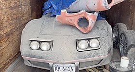 Μια σπάνια Chevrolet C3 Corvette με αγωνιστικό παρελθόν πλένεται για πρώτη φορά μετά από χρόνια (video)