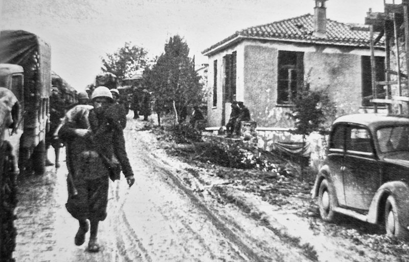 Ιταλικά στρατεύματα περνούν τα Ελληνοαλβανικά σύνορα στις 28 Οκτωβρίου 1940 στο Τελίνι, που έχει ήδη εγκαταλειφθεί από τον ΕΣ. Εμφανής ο ρόλος της αυτοκίνησης, αλλά και η κατάσταση του οδικού δικτύου.