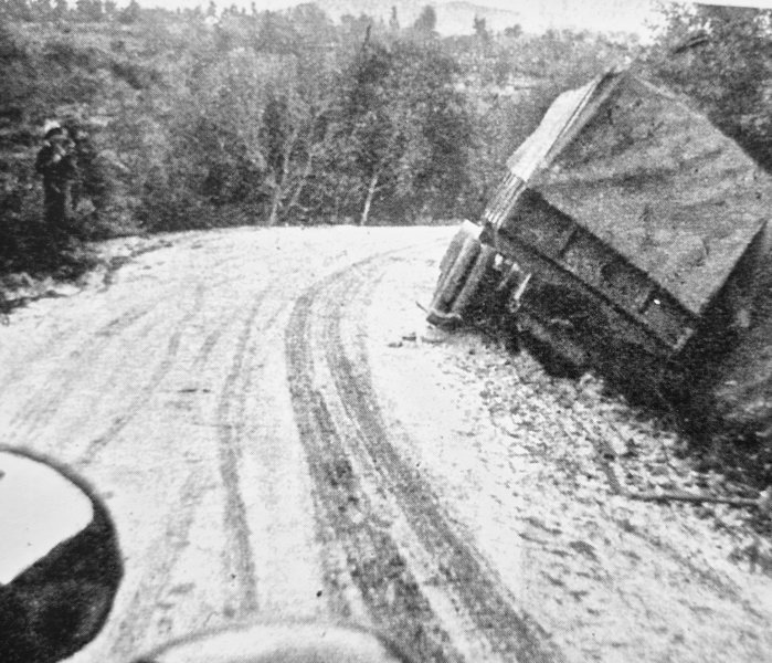Ένα φορτηγό κολλημένο στην άκρη του δρόμου. Παρά τις αντίξοες καιρικές συνθήκες, η έγκαιρη ανάπτυξη του οδικού δικτύου προς τα θέατρα επιχειρήσεων απεδείχθη αποφασιστικής σημασίας για την εξέλιξη των επιχειρήσεων.