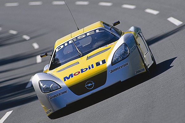 Αυτό το Opel έτρεχε με 250 km/h και «έκαιγε» μόλις 2,5 L/100 km (photos)