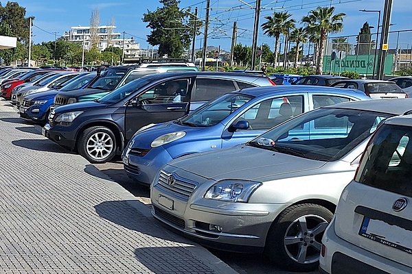 Επιτρέπεται στις εταιρείες ενοικίασης αυτοκινήτων να παρκάρουν τα οχήματα στον δρόμο; - Τι προβλέπει ο νόμος