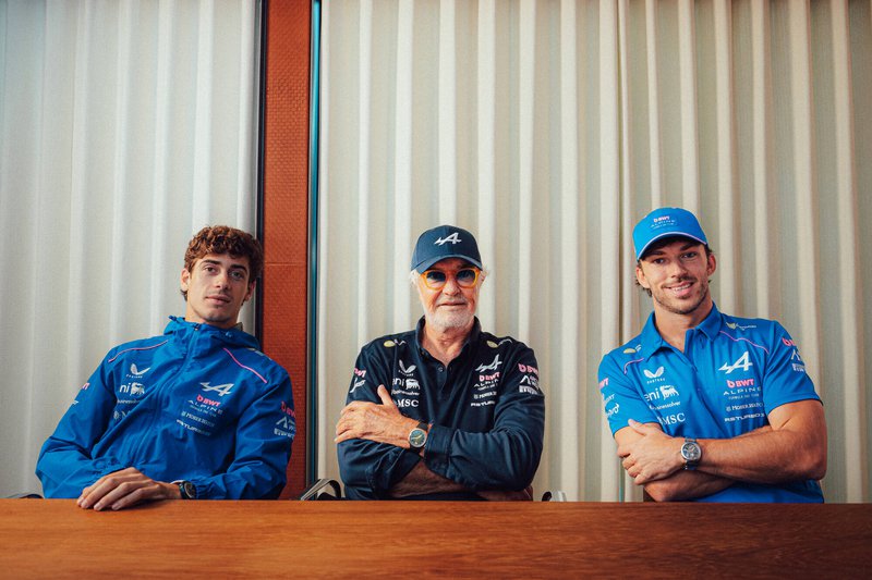 Από αριστερά προς δεξιά, ο Franco Colapinto, o Flavio Briatore και ο Pierre Gasly.