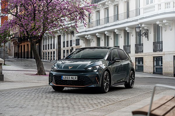CUPRA: Με έκπτωση 2.000 ευρώ το νέο Born στην Ελλάδα (τιμές-εκδόσεις)