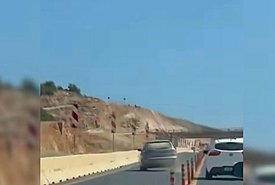 Τρομακτική προσπέραση στον ΒΟΑΚ – Οδηγός έσπασε τα κολωνάκια και βγήκε στο αντίθετο ρεύμα (video)