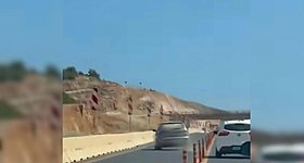 Τρομακτική προσπέραση στον ΒΟΑΚ – Οδηγός έσπασε τα κολωνάκια και βγήκε στο αντίθετο ρεύμα (video)
