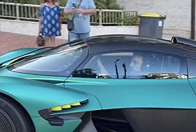 Γιατί ο Fernando Alonso οδηγεί την Aston Martin Valkyrie φορώντας ακουστικά (video)