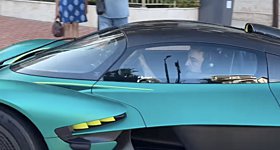 Γιατί ο Fernando Alonso οδηγεί την Aston Martin Valkyrie φορώντας ακουστικά (video)