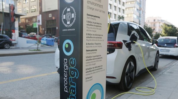 Δήμος Αθηναίων: Τέλος η δωρεάν φόρτιση για τα ηλεκτρικά αυτοκίνητα – Τι αλλάζει από 9 Σεπτεμβρίου