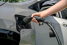Έρευνα: 1 στους 2 νέους οδηγούς θέλει το πρώτο του αυτοκίνητο να είναι ηλεκτρικό